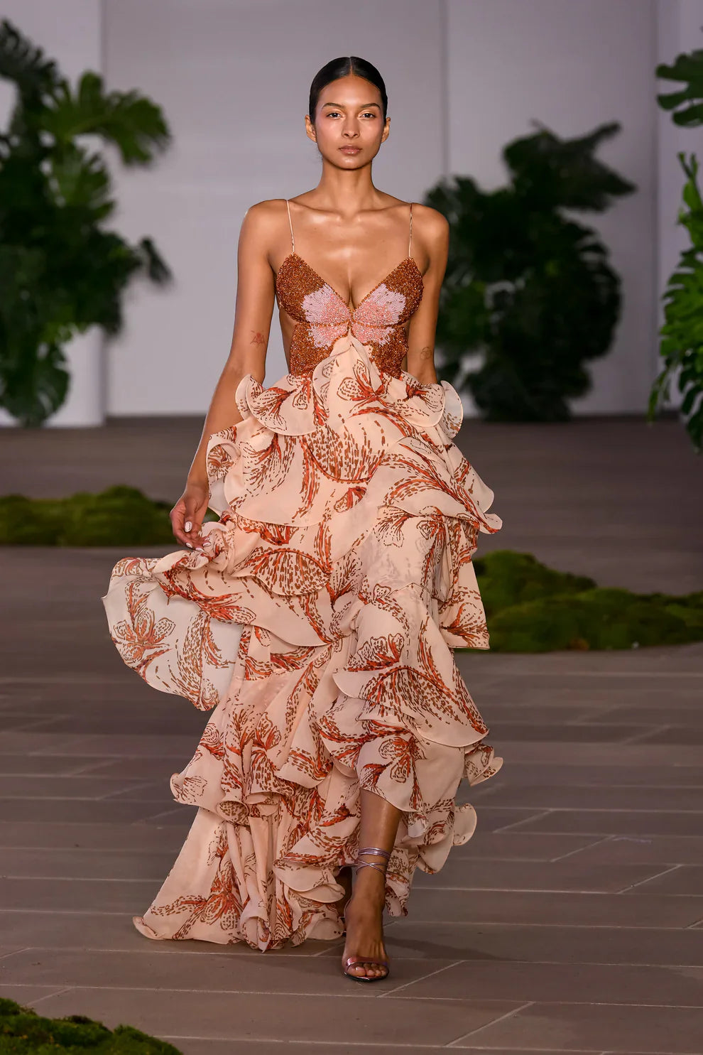 Nahia – Vestido Elegante con Volantes